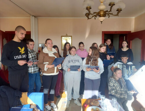 Школски хор посетио Дом за маме